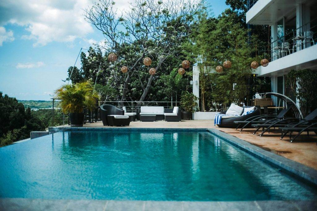 Trouver le meilleur pisciniste à Biarritz : conseils et astuces pour une piscine de rêve